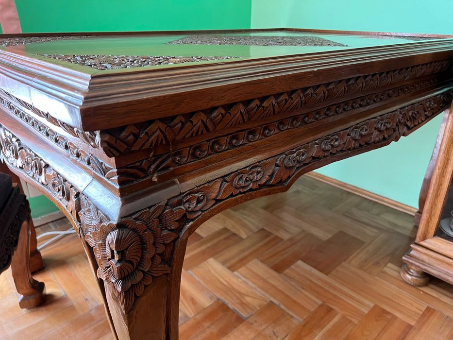 Stół drewniany ozdobny z krzesłami z litego drewna