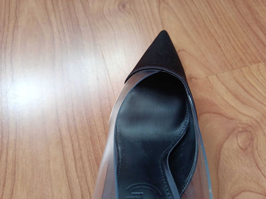 Sapatos de Salto Alto Pretos com Detalhe Transparente