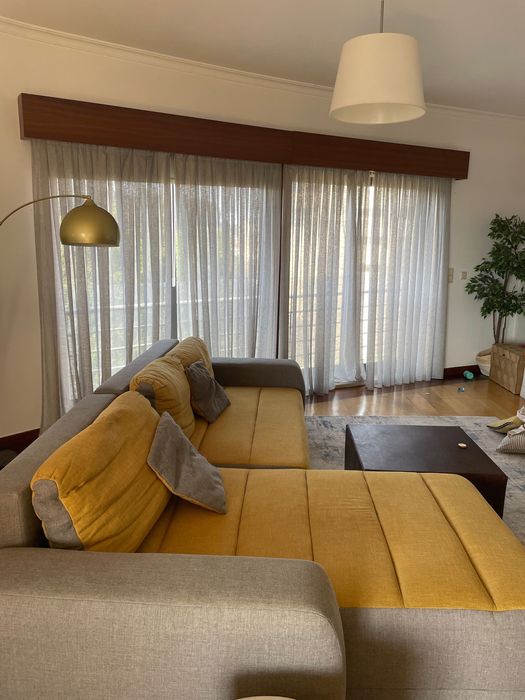 Sofá com chaise long e arrumação