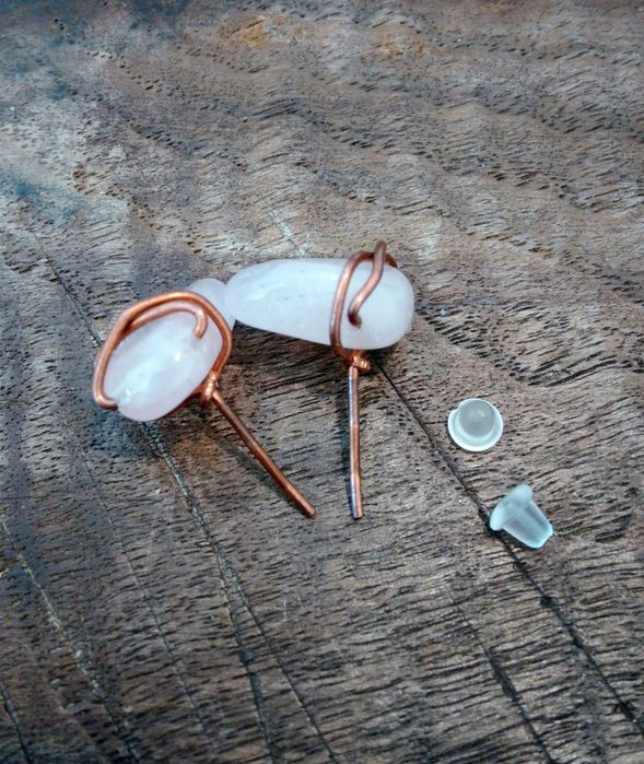 Brincos pequenos com quartzo rosa