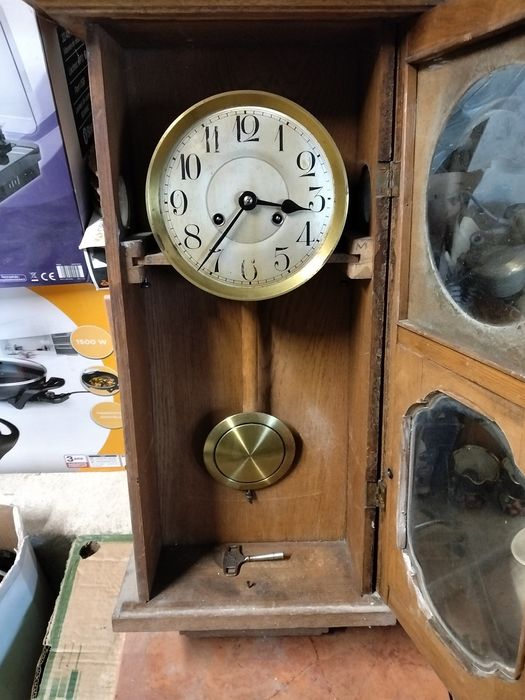 Relógio de madeira antigo