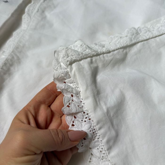 Білі наволочки на диванні подушки з мереживом