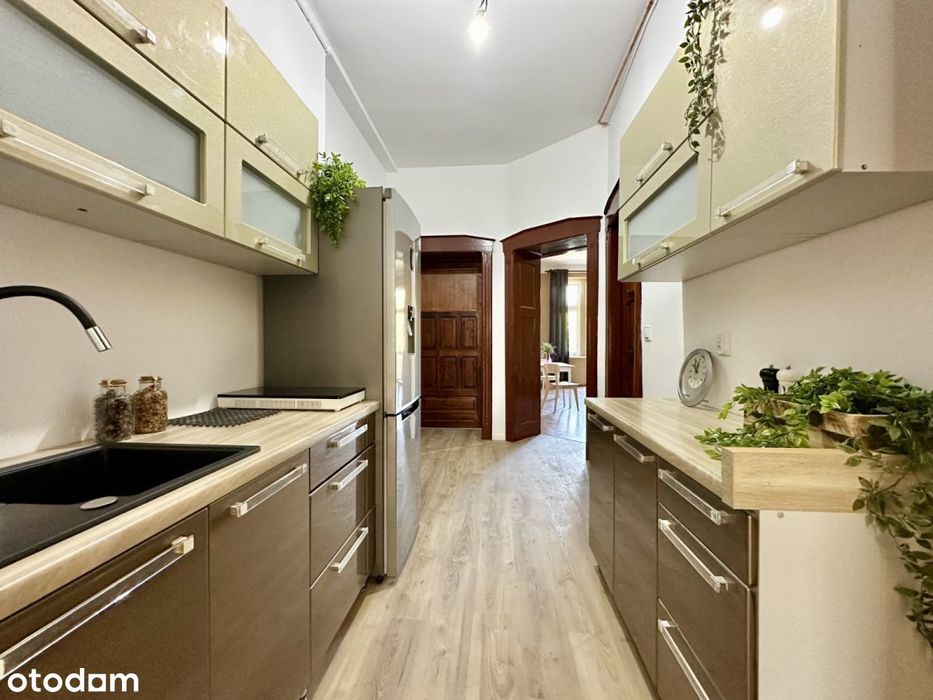 Spacious room with balcony/ Nowowiejska