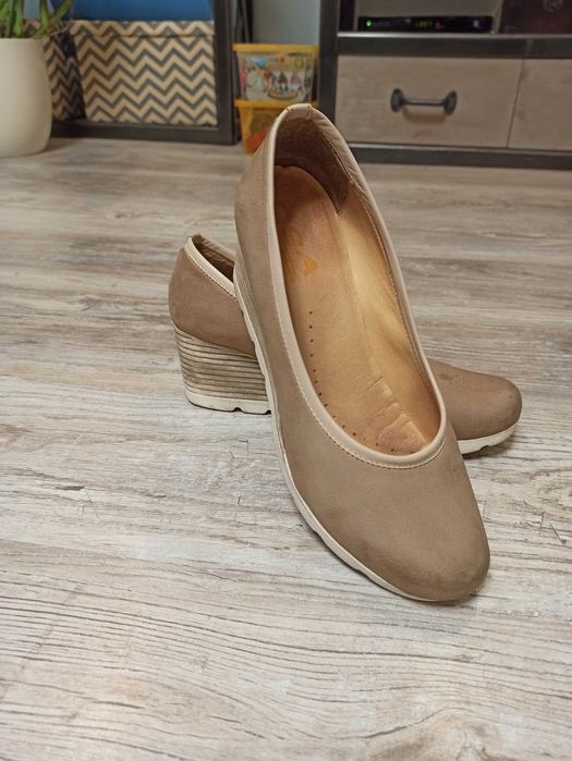 Piękne skórzane buty na koturnie rozm 38