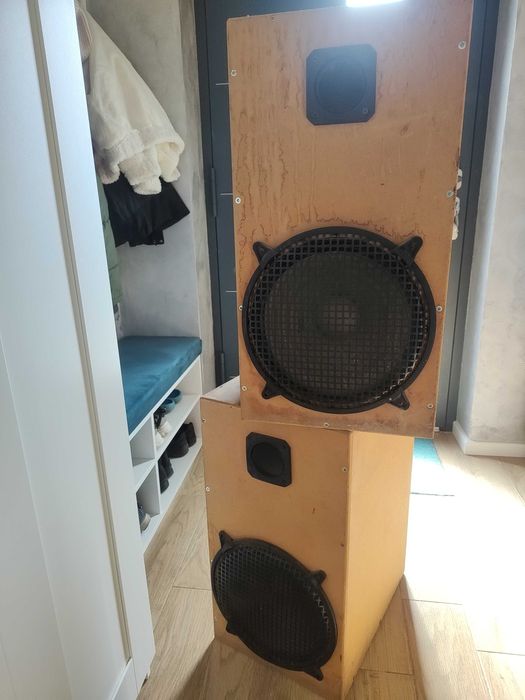 4 duże kolumny z głośnikami Tonsil