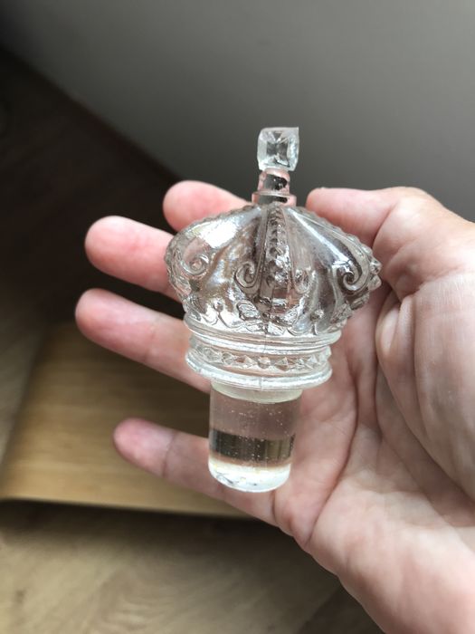 Garrafa de vidro com tampa decorativa