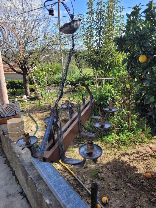 Candeeiro de teto antigo de madeira e ferro ideal para adega