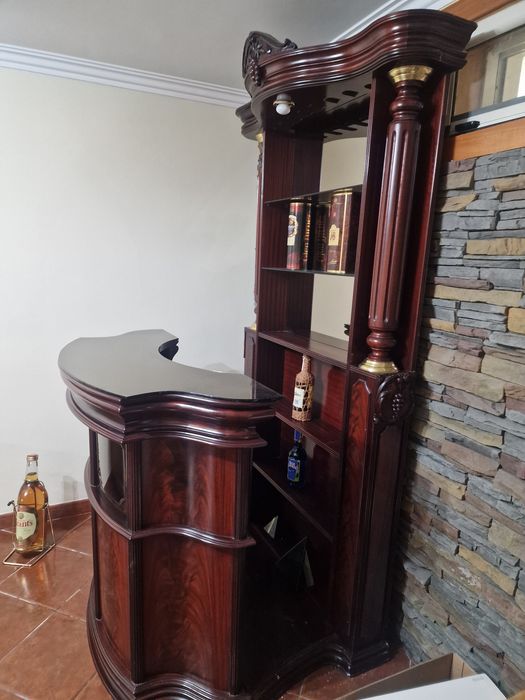 Móvel  de bar e madeira em cerejeira