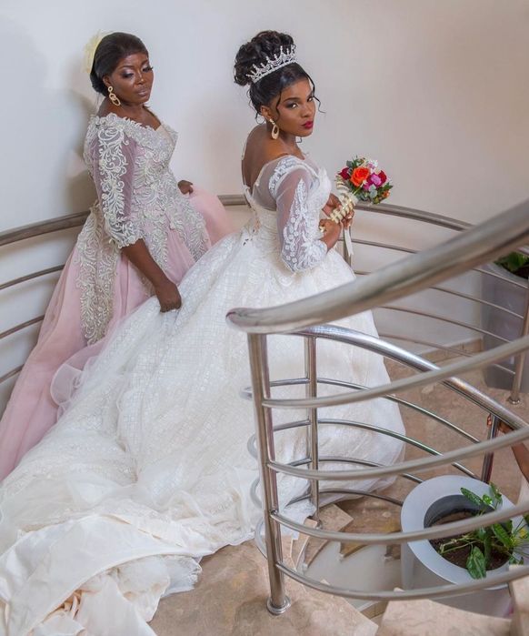 Vestido de noiva com calda comprida