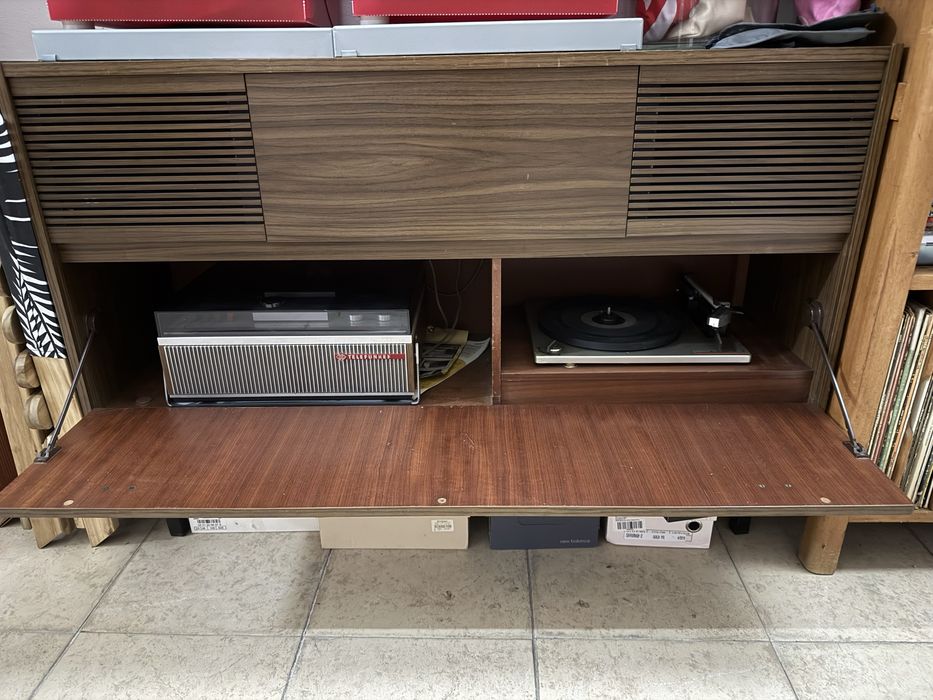 Móvel vintage Telefunken com rádio e gira-discos
