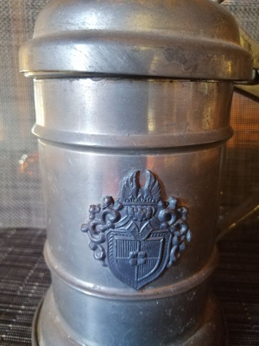 Caneca de cerveja em estanho