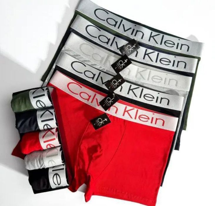 Zestaw 5 męskich bokserek w pudełku prezentowym.