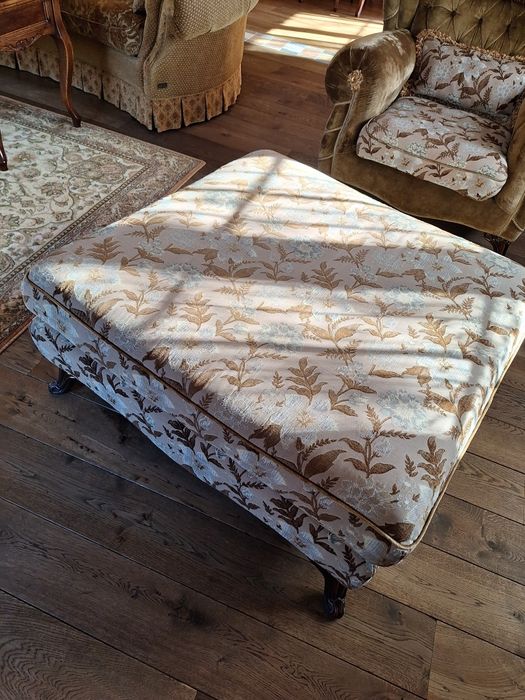 Włoska pufa na drewnianych nogach Epoque.