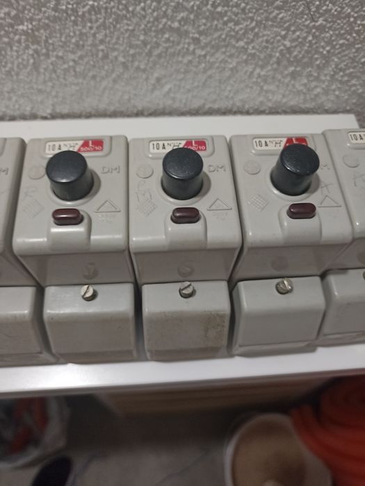 Old circuit breakers, 10A, 16A, 20A64172200424579124