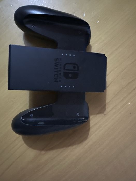 Nitendo switch semi nova pois usei poucas vezes ficou guardado com comando as peças de lado todas tela sem risco botões a funcionar perfeitamente