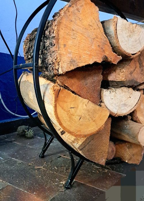 Suporte para lenha. Aço preto e redondo. Acessório de lareira.
