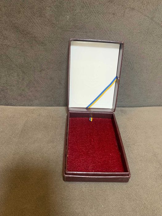 Коробка для державних нагород з Тризубом Бархат