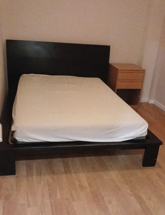 Tenho 4 quartos para arrendar