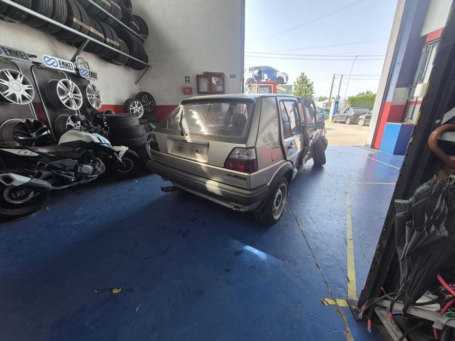 Volkswagen Golf II de 1983 ás peças