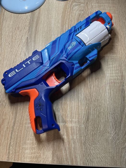 Бластер Nerf.