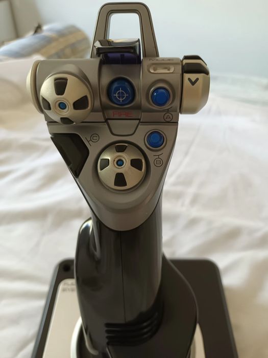 Sistema de controlo de vôo Saitek X52
