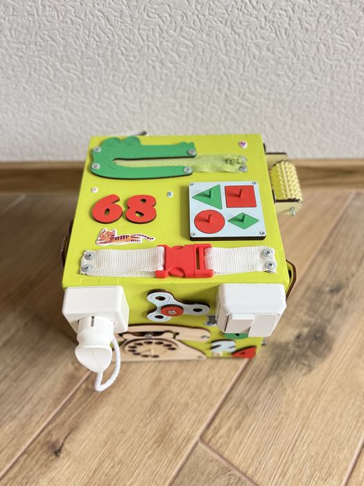 Бізікуб  Бізіборд дитяча іграшка розвиваюча грашка для дітей