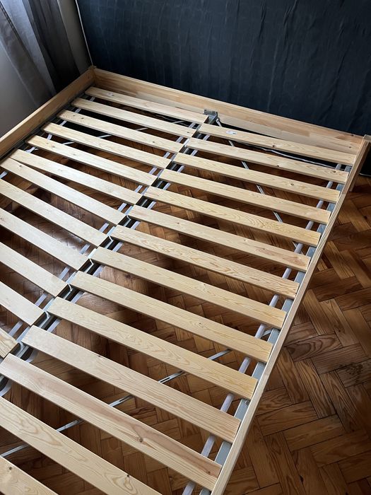Cama em Pinho do Ikea