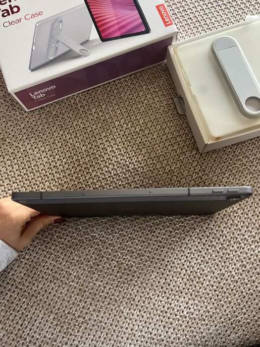 Lenovo Tab 64GB + Clear Case