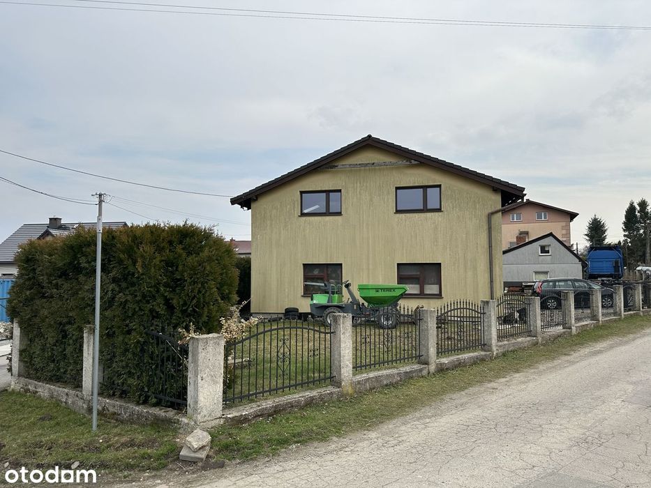 Budynek z mieszkaniem i z dużym garażem