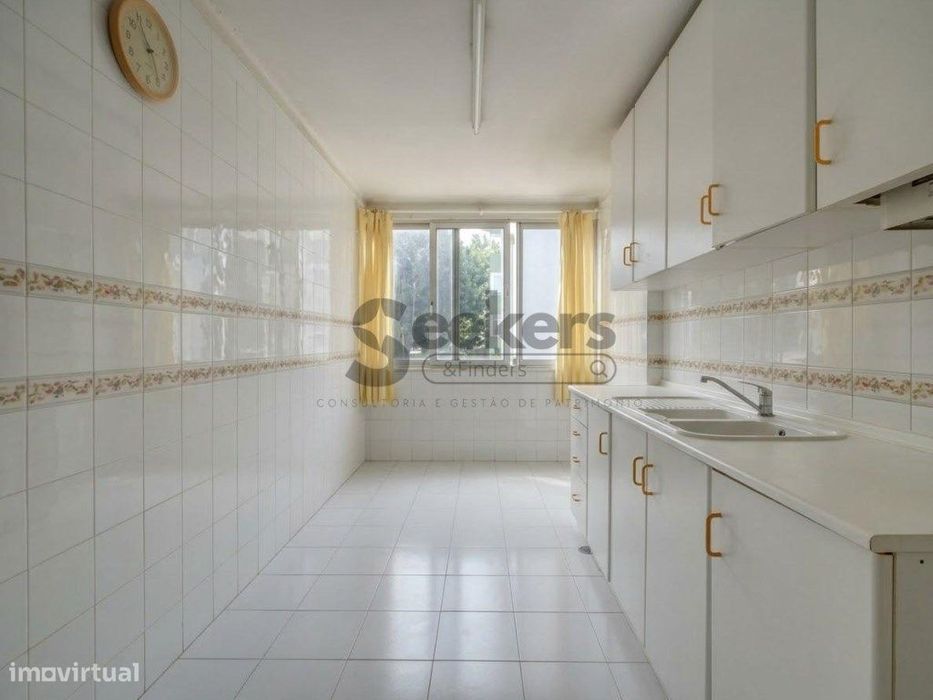 Oportunidade em Cascais! T3 (ex-T4) com Amplas Áreas e Potencial Ún...