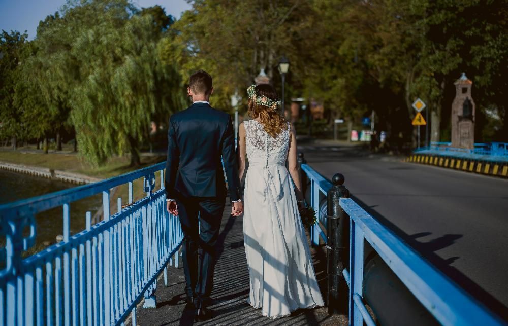 Suknia ślubna z muślinu Maxima S/36 z trenem rustykalna romantyczna