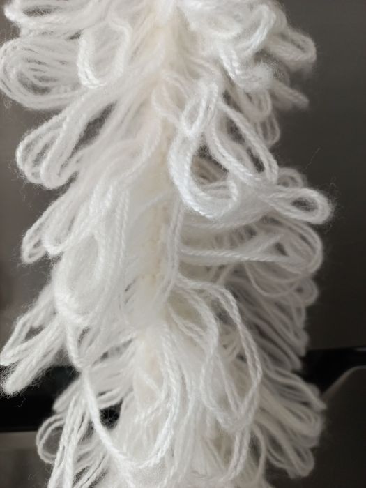 Cachecóis novos em lã branca e felpuda - artesanal.