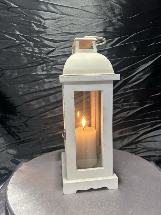 Biały lampion wiszący z drewna i szkła – wysokość 33,5 cm