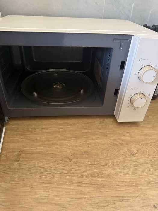 Micro-ondas bege FLAMA – Semi-novo (Worten)