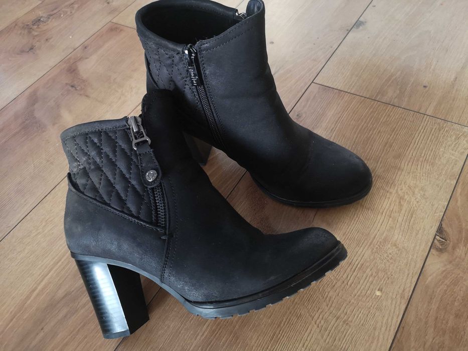 Czarne botki na obcasie