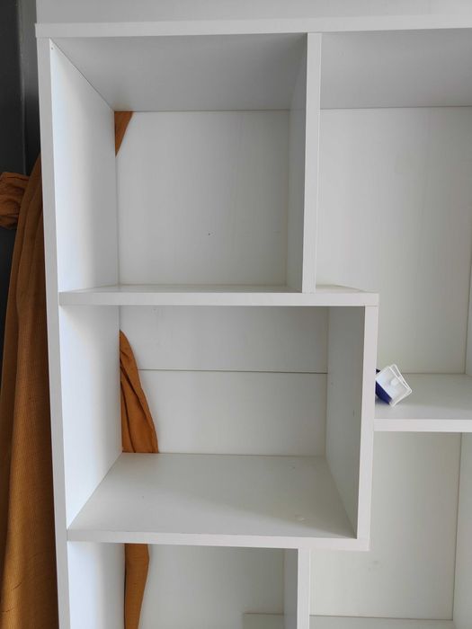 Regał biały asymetryczny nowoczesny półka na książki design