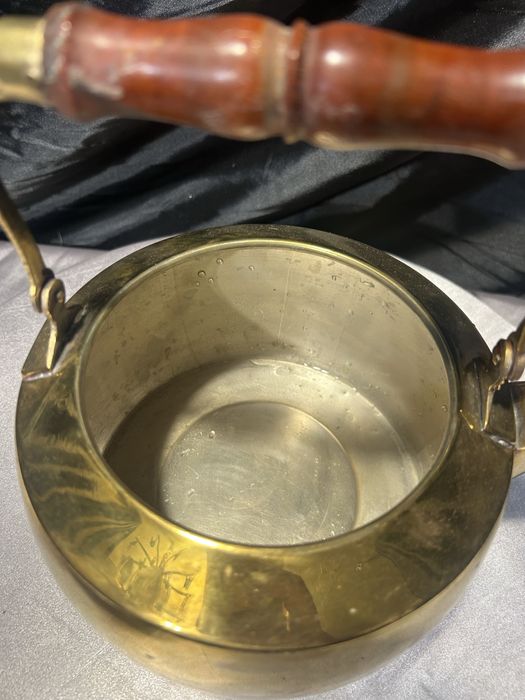 Mosiężny czajnik z drewnianą rączką – pojemność ok. 2 l