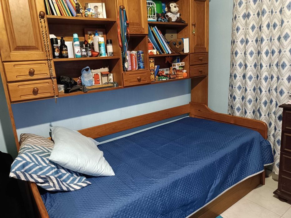 Cama de solteiro com gavetão/ estúdio em madeira