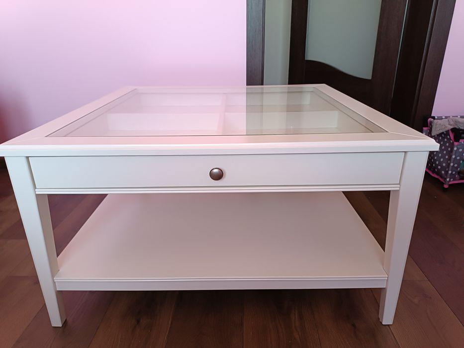 Stolik kawowy IKEA z wysuwaną szufladą.