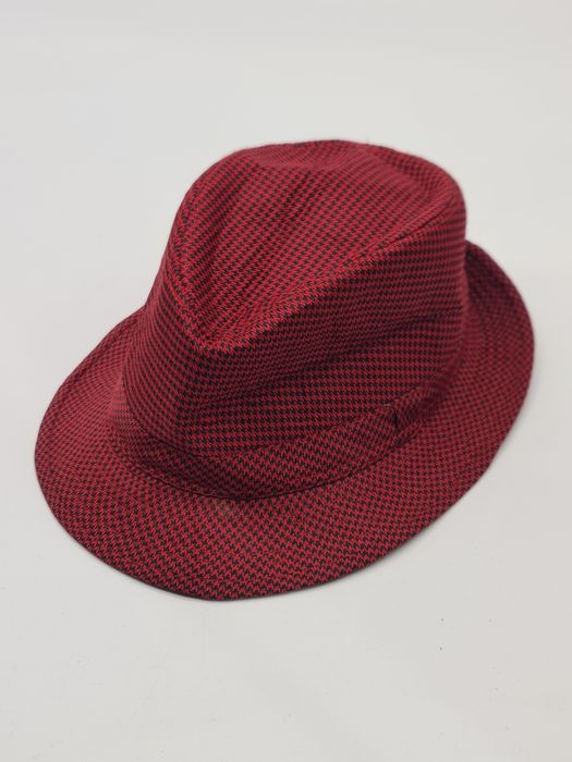 Chapéu unisexo vermelho e preto