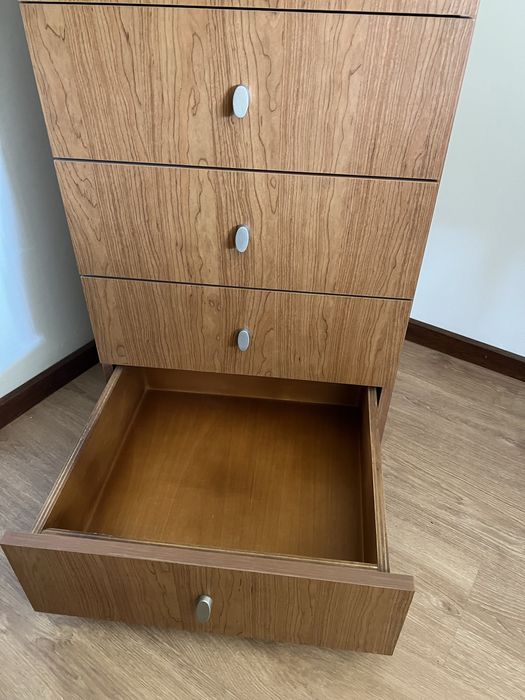 Conjunto movel de 7 gavetas, mesinha cabeceira 3 gavetas e espelho