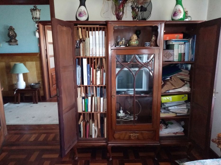 Móvel em madeira maciça