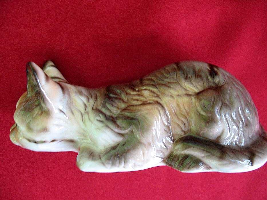 Kot - piękny, przyczajony - Figurka - ceramika - 5 x 14 x 6 cm