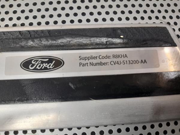 Rodapé / soleira porta frente direita FORD Kuga II (DM2)