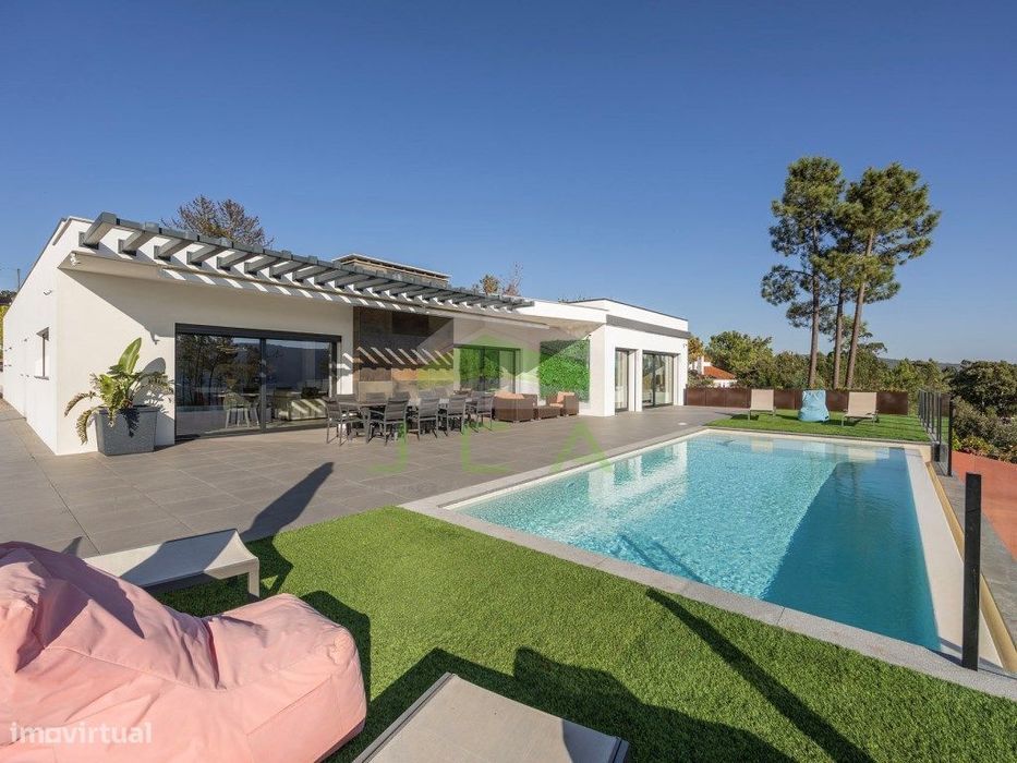 Moradia V3 recente com piscina e vista para a serra