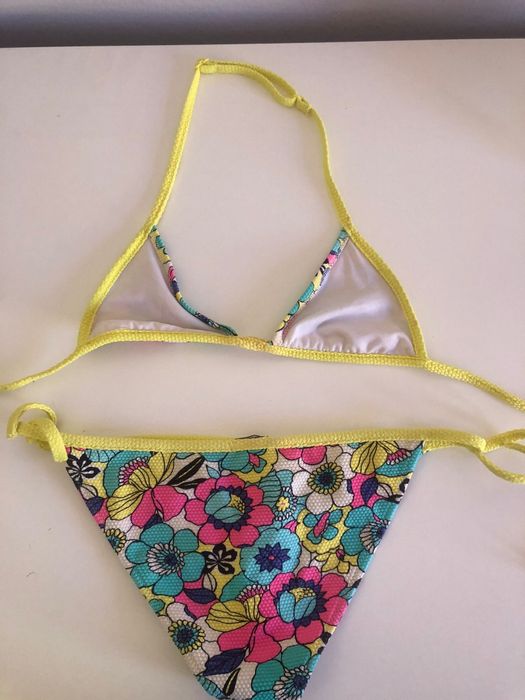 Bikinis e vestido de menina
