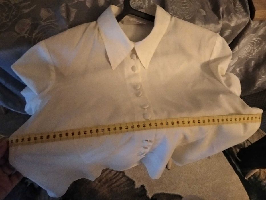 Blusa branca com botões forrados e manga comprida