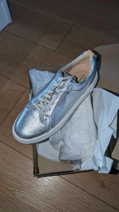 Продам нові жіночі кросівки Clarks