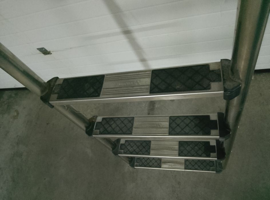 Escada para piscina astralpool com 4 degraus