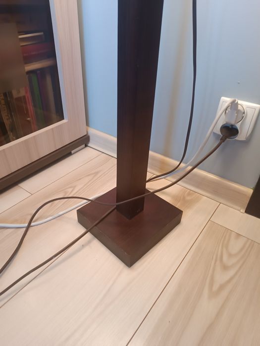 Lampa podłogowa na drewnianej nodze